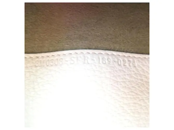Cartera larga de cuero Fendi Selleria Peekaboo Crudo 