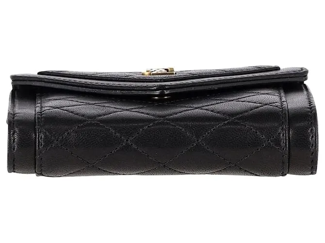 Cartera pequeña con solapa y sobre Saint Laurent Gaby YSL en piel de cordero negra Negro 