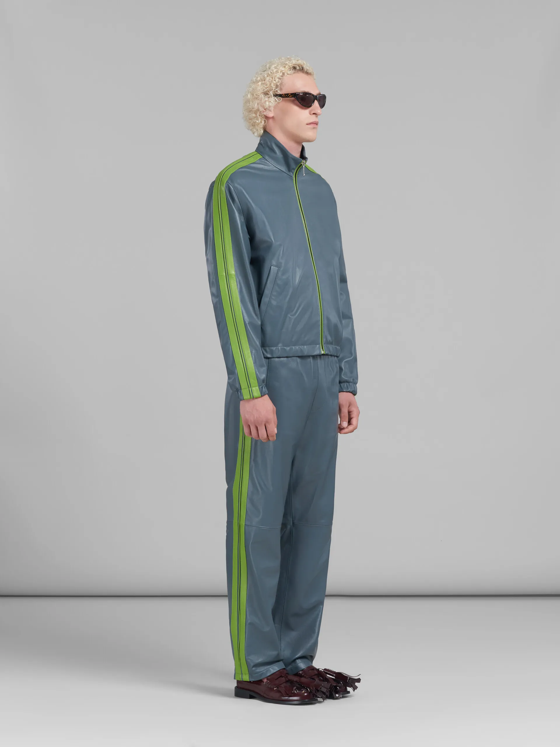 Chaqueta bomber de napa verde azulado con rayas en contraste