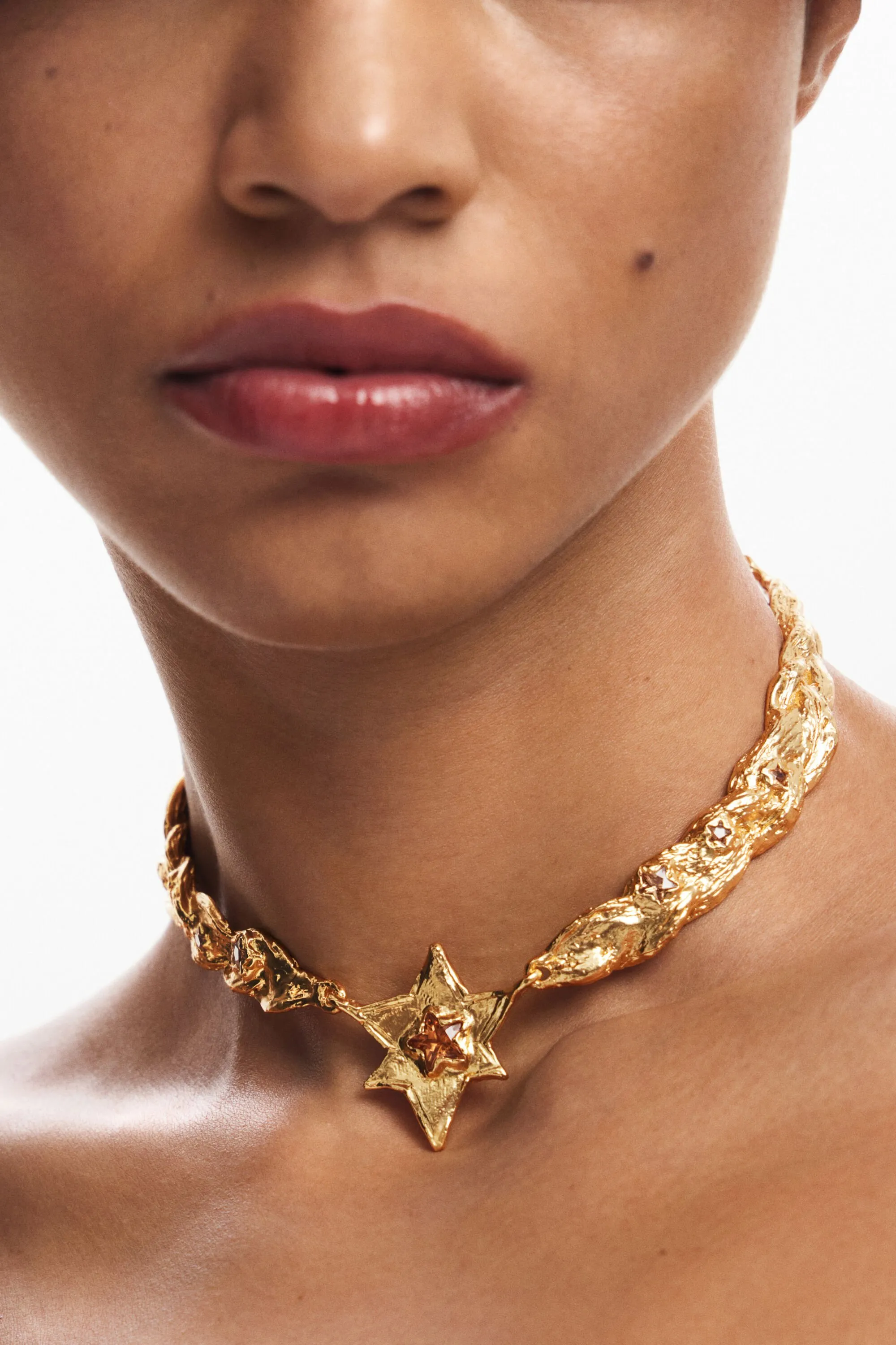 Choker grande con texturas y estrella oro Zalio