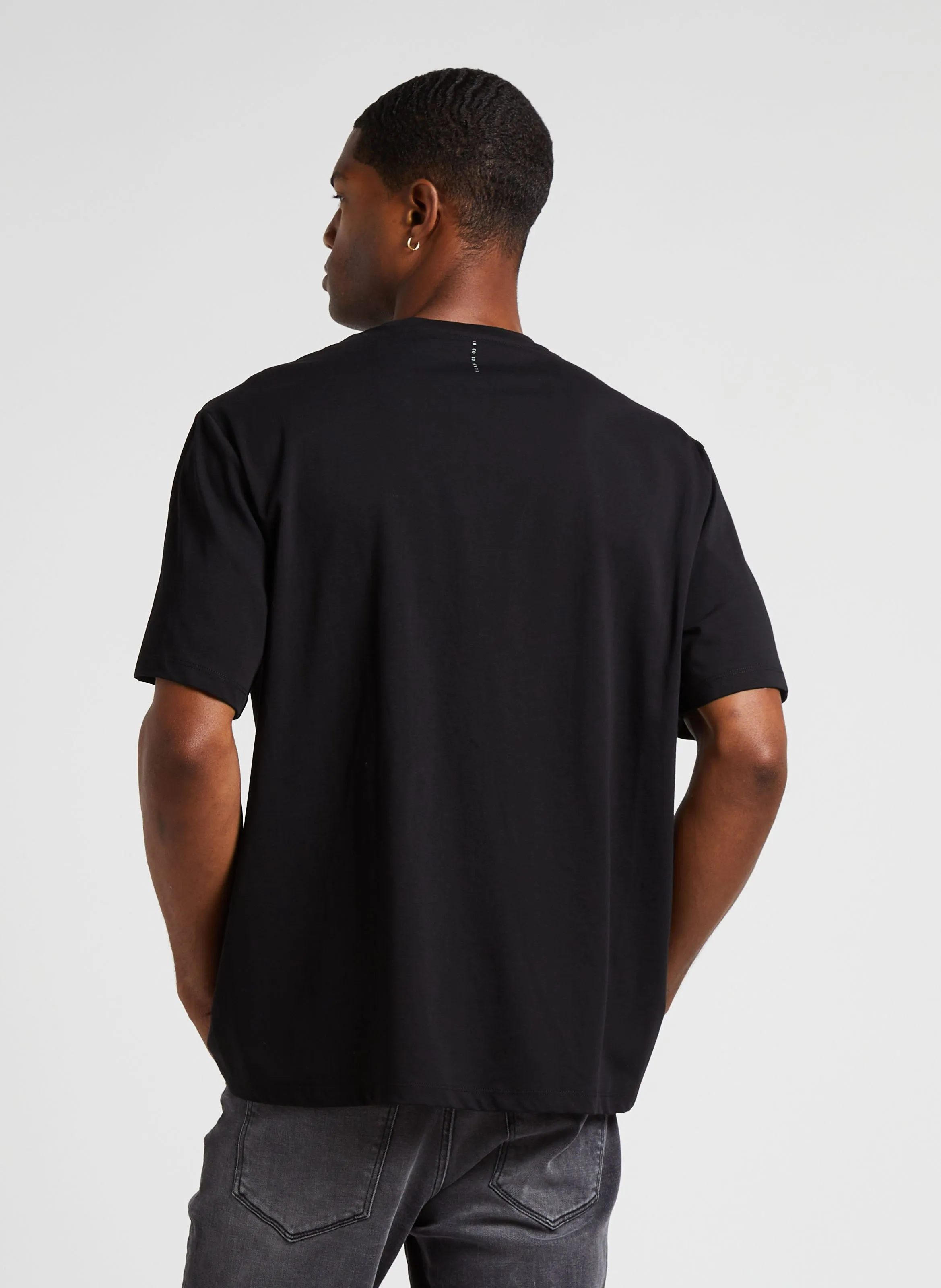 IKKS Camiseta recta de cuello redondo de algodón serigrafiado. en negro