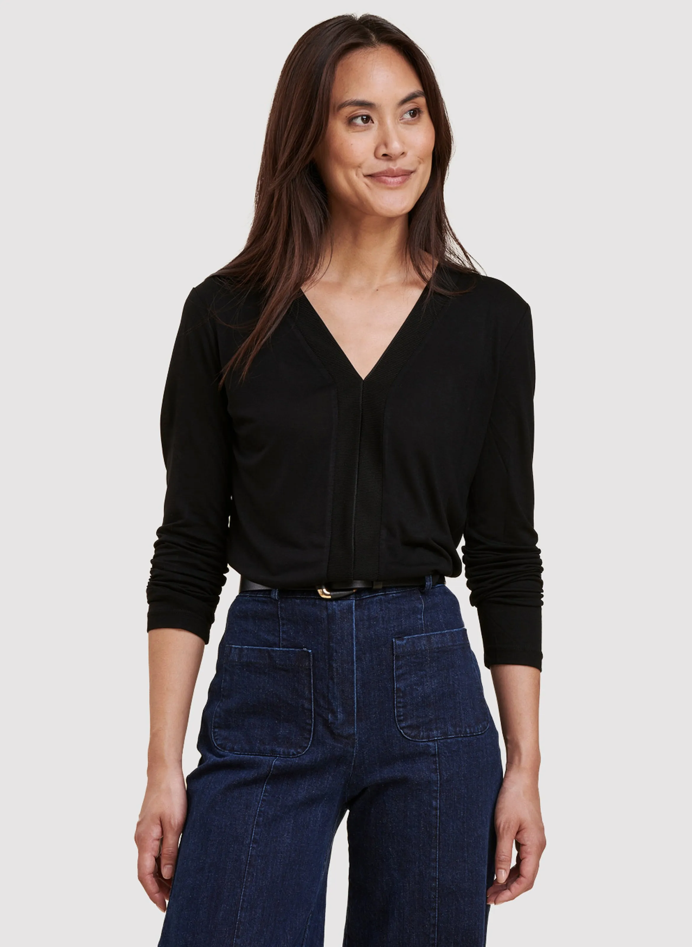 LA FEE MARABOUTEE Camiseta con cuello de pico en negro